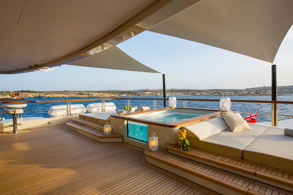 bmcomposites-polar-star-jacuzzi-09-credit-Stuart-Pearce